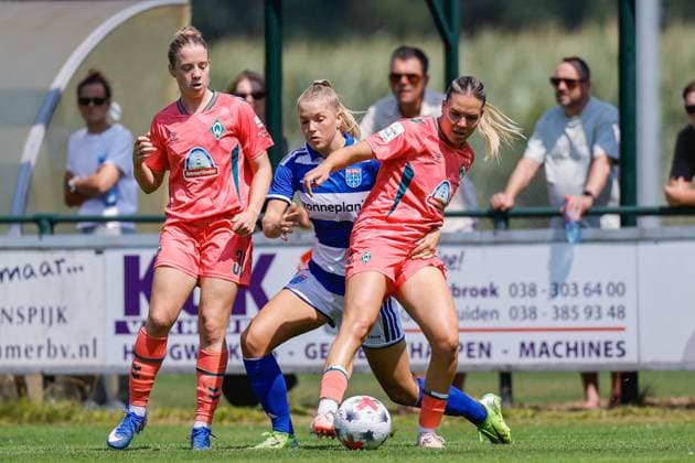 HATTEMERBROEK , 25-07-2026 , sportpark De Kuule , season 2026 2027 , Dutch Preseason football , friendly match between PEC Zwolle (women) and SV Werder Bremen (women) , picture shows Werder Bremen player Elena Dhont, PEC Zwolle player Jill Diekman, Werder Bremen player Juliane Wirtz PEC Ã Werder Bremen (women friendly)  x205197754x Copyright: