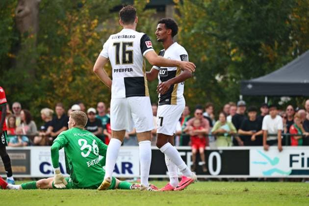 25.07.2026, NED, Fußball, Herren, Testspiel, Saison 2026 2027, Weurt, NEC Nijmegen vs. SV 07 Elversberg Torschütze Luca Pfeiffer ( SV Elversberg 16 ) bejubelt mit Vorlagengeber Filimon Gerezgiher ( SV Elversberg 27 ) das 1:0 Weurt Sportpark De Kamp Gelderland Niederlande *** July 25, 2026, Netherlands, Soccer, Men s, Friendly, 2026–2027 Season, Weurt, NEC Nijmegen vs. SV 07 Elversberg. Goal scorer Luca Pfeiffer (SV Elversberg 16) celebrates the 1–0 lead with assist provider Filimon Gerezgiher (SV Elversberg 27) at Weurt Sportpark De Kamp, Gelderland, Netherlands Copyright: xNordphotox xSMx