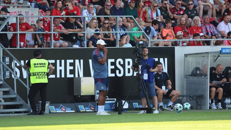 25.07.2026, xrekx, Fussball Testspiel, SV Wehen Wiesbaden - FC Bayern München v.l. Vincent Kompany Trainer (FC Bayern Muenchen) (DFL DFB REGULATIONS PROHIBIT ANY USE OF PHOTOGRAPHS as IMAGE SEQUENCES and or QUASI-VIDEO) Wiesbaden *** July 25, 2026, xrekx, Soccer Friendly Match, SV Wehen Wiesbaden vs. FC Bayern Munich, Vincent Kompany, Coach, FC Bayern Munich, DFL, DFB. REGULATIONS PROHIBIT ANY USE OF PHOTOGRAPHS AS IMAGE SEQUENCES AND OR QUASI-VIDEO. Wiesbaden