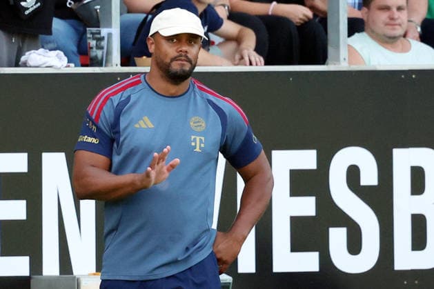 25.07.2026, xrekx, Fussball Testspiel, SV Wehen Wiesbaden - FC Bayern München v.l. Vincent Kompany Trainer (FC Bayern Muenchen) gibt Anweisungen, gestikuliert, mit den Armen gestikulieren gives instructions, gesticulate (DFL DFB REGULATIONS PROHIBIT ANY USE OF PHOTOGRAPHS as IMAGE SEQUENCES and or QUASI-VIDEO) Wiesbaden *** July 25, 2026, xrekx, Soccer Friendly Match, SV Wehen Wiesbaden vs. FC Bayern Munich; Vincent Kompany, coach of FC Bayern Munich, gives instructions, gesticulates with his arms, gesticulates DFL DFB REGULATIONS PROHIBIT ANY USE OF PHOTOGRAPHS as IMAGE SEQUENCES and or QUASI-VIDEO Wiesbaden