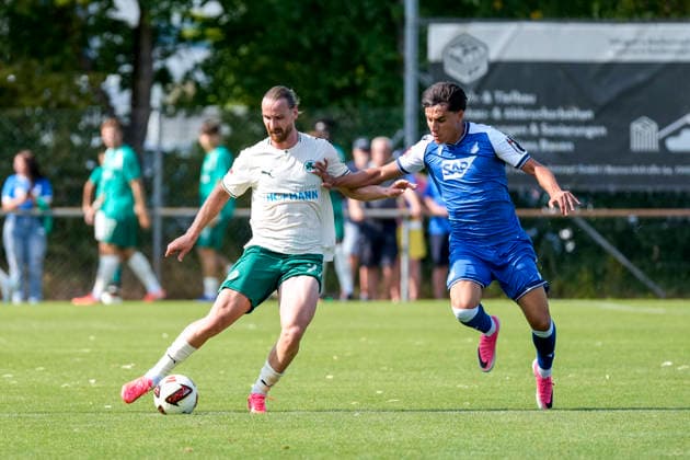 v.li.: Jannis Heuer (Fürth, 22), Deniz Zeitler (Hoffenheim, 38), Zweikampf, Spielszene, Duell, duel, tackle, tackling, Dynamik, Action, Aktion, 25.07.2026, Zuzenhausen (Deutschland), Fussball, Testspiel, TSG 1899 Hoffenheim - SpVgg Greuther Fürth, DFB DFL REGULATIONS PROHIBIT ANY USE OF PHOTOGRAPHS AS IMAGE SEQUENCES AND OR QUASI-VIDEO. *** From left: Jannis Heuer (Fürth), 22, Deniz Zeitler (Hoffenheim), 38, tackle, game scene, duel, tackle, tackling, dynamic, action, 07 25 2026, Zuzenhausen, Germany, soccer, friendly match, TSG 1899 Hoffenheim vs. SpVgg Greuther Fürth, DFB and DFL regulations prohibit any use of photographs as image sequences and or quasi-video xozx