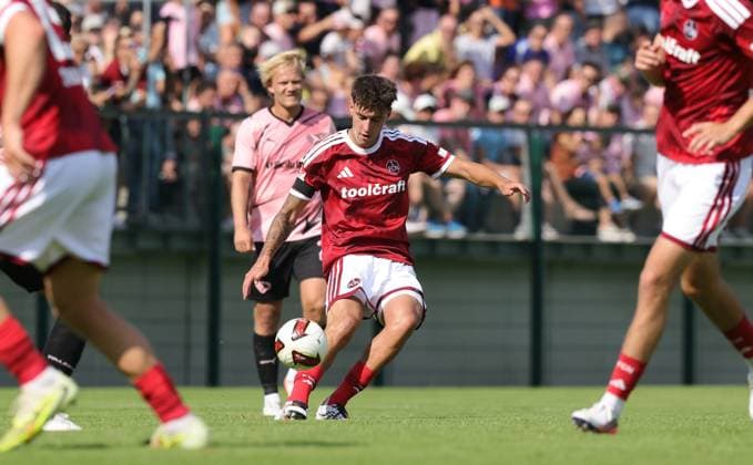 25.07.2026 - Fussball - Saison 2026 2027 - Testspiel Freundschaftsspiel Vorbereitungsspiel: 1. FC Nürnberg Nuernberg FCN ( Club ) - Palermo FC - Sportfoto Zink DaMa - xdaxmax - Javier Fernandez (8, 1. FC Nürnberg FCN ) flankt Flanke *** July 25, 2026 Soccer Season 2026–2027 Exhibition Match Friendly Match Preseason Match 1. FC Nürnberg Nuremberg FCN Club Palermo FC Sports Photo Zink DaMa xdaxmax Javier Fernandez 8, 1. FC Nürnberg FCN crosses Cross