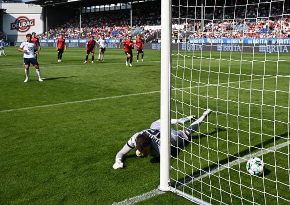25.07.2026, xsltx, Fussball Testspiel, SV Wehen Wiesbaden - FC Bayern München v.l. Tom Bischof (FC Bayern München) trifft per Strafstoß zum 1:1 für Bayern München, Florian Stritzel (SV Wehen Wiesbaden) streckt sich vergeblich (DFL DFB REGULATIONS PROHIBIT ANY USE OF PHOTOGRAPHS as IMAGE SEQUENCES and or QUASI-VIDEO) *** July 25, 2026, xsltx, Soccer Friendly Match, SV Wehen Wiesbaden vs. FC Bayern Munich – Tom Bischof scores on a penalty kick to tie the game at 1–1 for FC Bayern Munich, Florian Stritzel of SV Wehen Wiesbaden reaches out in vain. DFL and DFB regulations prohibit any use of photographs as image sequences and or quasi-video.