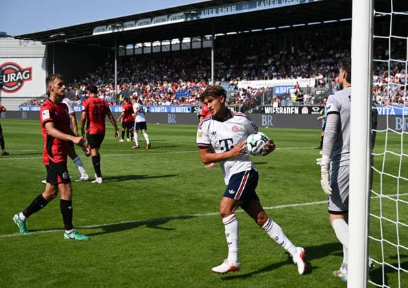 25.07.2026, xsltx, Fussball Testspiel, SV Wehen Wiesbaden - FC Bayern München 2. v.l. Tom Bischof (FC Bayern München) trifft per Strafstoß zum 1:1 für Bayern München, Florian Stritzel (SV Wehen Wiesbaden) hat das Nachsehen (DFL DFB REGULATIONS PROHIBIT ANY USE OF PHOTOGRAPHS as IMAGE SEQUENCES and or QUASI-VIDEO) *** July 25, 2026, xsltx, Soccer Friendly, SV Wehen Wiesbaden vs. FC Bayern Munich 2 v l Tom Bischof, FC Bayern Munich scores on a penalty kick to tie the game at 1–1 for FC Bayern Munich, Florian Stritzel; SV Wehen Wiesbaden comes up short. DFL and DFB regulations prohibit any use of photographs as image sequences and or quasi-video.
