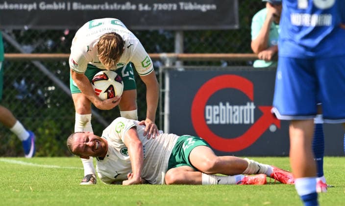 25.07.2026 - Fussball - Saison 2026 2027 - Testspiel Freundschaftsspiel Vorbereitungsspiel - TSG 1899 Hoffenheim - SpVgg Greuther Fürth ( Kleeblatt ) - - Sportfoto Zink - xwoxzix - regulations prohibit any use of photographs as image sequences and or quasi-video - only for editorial use - Jannis Heuer (22, SpVgg Greuther Fürth ) angeschlagen am Boden - Jannik Dehm ( 23, SpVgg Greuther Fürth ) bei ihm *** July 25, 2026 Soccer Season 2026–2027 Exhibition Match Friendly Match Preseason Match TSG 1899 Hoffenheim SpVgg Greuther Fürth Kleeblatt Sports Photo Zink xwoxzix Regulations prohibit any use of photographs as image sequences and or quasi-video For editorial use only. Jannis Heuer, 22, SpVgg Greuther Fürth, injured on the ground; Jannik Dehm, 23, SpVgg Greuther Fürth, standing next to him