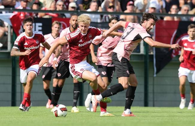 25.07.2026 - Fussball - Saison 2026 2027 - Testspiel Freundschaftsspiel Vorbereitungsspiel: 1. FC Nürnberg Nuernberg FCN ( Club ) - Palermo FC - Sportfoto Zink DaMa - xdaxmax - Piet Scobel (19, 1. FC Nürnberg FCN ) Mattia Bani (13, Palermo FC ) *** July 25, 2026 Soccer Season 2026–2027 Exhibition Match Friendly Match Preseason Match 1 FC Nürnberg Nuremberg FCN Club Palermo FC Sports Photo Zink DaMa xdaxmax Piet Scobel 19, 1 FC Nuremberg FCN Mattia Bani 13, Palermo FC
