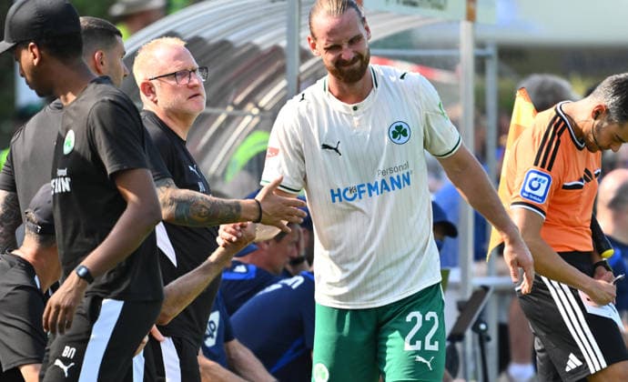 25.07.2026 - Fussball - Saison 2026 2027 - Testspiel Freundschaftsspiel Vorbereitungsspiel - TSG 1899 Hoffenheim - SpVgg Greuther Fürth ( Kleeblatt ) - - Sportfoto Zink - xwoxzix - regulations prohibit any use of photographs as image sequences and or quasi-video - only for editorial use - Jannis Heuer (22, SpVgg Greuther Fürth ) muss angeschlagen aufgeben - Heiko Vogel ( Trainer SpVgg Greuther Fürth ) Jannis Heuer (22, SpVgg Greuther Fürth ) *** July 25, 2026 Soccer Season 2026–2027 Exhibition Match Friendly Match Preseason Match TSG 1899 Hoffenheim SpVgg Greuther Fürth Kleeblatt Sports Photo Zink xwoxzix Regulations prohibit any use of photographs as image sequences and or quasi-video For editorial use only. Jannis Heuer, 22, of SpVgg Greuther Fürth, is forced to leave the game injured. Heiko Vogel, coach of SpVgg Greuther Fürth. Jannis Heuer, 22, of SpVgg Greuther Fürth