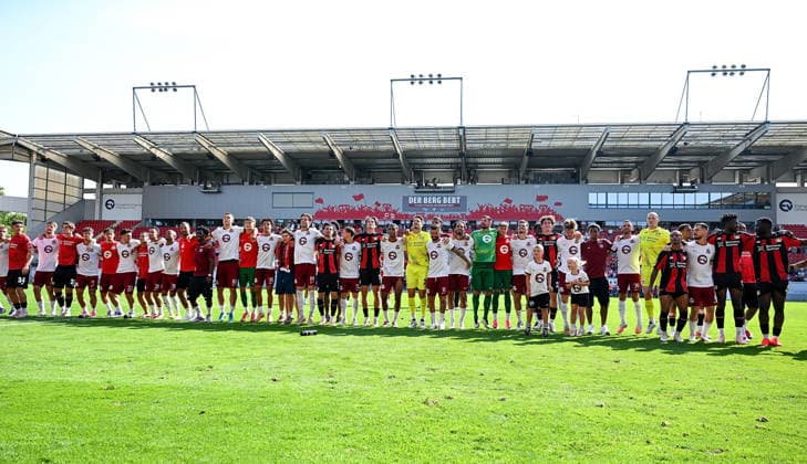 25.07.2026, xpsx, Fussball Testspiel, Kickers Offenbach - Bayer 04 Leverkusen v.l. OFC und Leverkusen Spieler gemeinsam vor dem block (DFL DFB REGULATIONS PROHIBIT ANY USE OF PHOTOGRAPHS as IMAGE SEQUENCES and or QUASI-VIDEO) emspor Offenbach *** July 25, 2026, xpsx, soccer exhibition match, Kickers Offenbach vs. Bayer 04 Leverkusen, OFC and Leverkusen players together in front of Block DFL DFB REGULATIONS PROHIBIT ANY USE OF PHOTOGRAPHS as IMAGE SEQUENCES and or QUASI-VIDEO emspor Offenbach