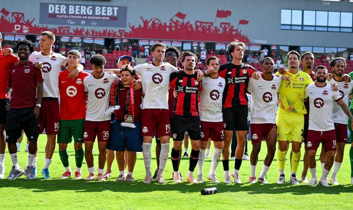 25.07.2026, xpsx, Fussball Testspiel, Kickers Offenbach - Bayer 04 Leverkusen v.l. OFC und Leverkusen Spieler gemeinsam vor dem block (DFL DFB REGULATIONS PROHIBIT ANY USE OF PHOTOGRAPHS as IMAGE SEQUENCES and or QUASI-VIDEO) emspor Offenbach *** July 25, 2026, xpsx, soccer exhibition match, Kickers Offenbach vs. Bayer 04 Leverkusen, OFC and Leverkusen players together in front of Block DFL DFB REGULATIONS PROHIBIT ANY USE OF PHOTOGRAPHS as IMAGE SEQUENCES and or QUASI-VIDEO emspor Offenbach