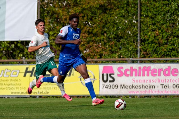 v.li.: Aaron Keller (Fürth, 11), Maxime Ndong-Penda (Hoffenheim, 42), Zweikampf, Spielszene, Duell, duel, tackle, tackling, Dynamik, Action, Aktion, 25.07.2026, Zuzenhausen (Deutschland), Fussball, Testspiel, TSG 1899 Hoffenheim - SpVgg Greuther Fürth, DFB DFL REGULATIONS PROHIBIT ANY USE OF PHOTOGRAPHS AS IMAGE SEQUENCES AND OR QUASI-VIDEO. *** From left: Aaron Keller (Fürth), 11; Maxime Ndong Penda (Hoffenheim), 42; tackle, game scene, duel, tackle, tackling, dynamics, action, 07 25 2026, Zuzenhausen, Germany, soccer, friendly match, TSG 1899 Hoffenheim vs. SpVgg Greuther Fürth, DFB and DFL regulations prohibit any use of photographs as image sequences and or quasi-video xozx