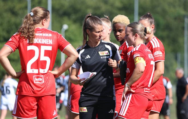 Trainerin Marie louise Eta redet mit Ida Heikkinen, Lisa Heiseler Aktion Oberkörper Fußball Fussball Testspiel Bundesliga Damen Frauen Saison 2026 2027 25.07.2026 1.FC Union Berlin vs. Hamburger SV HSV DFL regulations prohibit any use of photographs as image sequences and or quasi-video *** Coach Marie Louise Eta talks with Ida Heikkinen, Lisa Heiseler, Upper Body Workout, Soccer, Friendly Match, Bundesliga, Women’s League, 2026–2027 Season, July 25, 2026, 1. FC Union Berlin vs. Hamburger SV (HSV). DFL regulations prohibit any use of photographs as image sequences and or quasi-video.