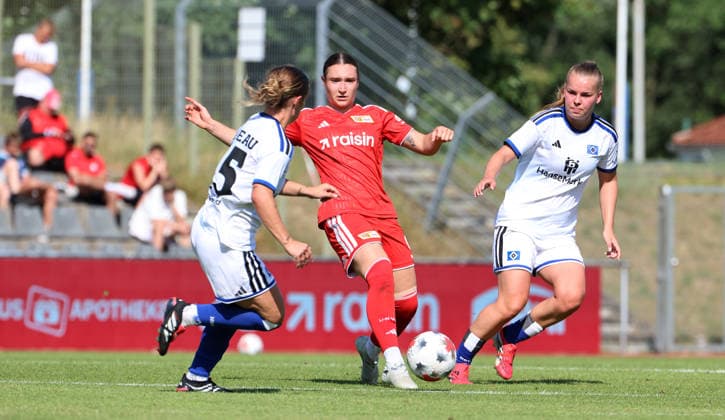 Leila Peneau, Sophie Weidauer am Ball, Svea Stoldt Zweikampf Spielszene Aktion Fußball Fussball Testspiel Bundesliga Damen Frauen Saison 2026 2027 25.07.2026 1.FC Union Berlin vs. Hamburger SV HSV DFL regulations prohibit any use of photographs as image sequences and or quasi-video *** Leila Peneau, Sophie Weidauer in action, Svea Stoldt, tackle, game scene, action, sports, soccer, women s soccer, friendly match, Bundesliga, women s season 2026–2027, July 25, 2026, 1. FC Union Berlin vs. Hamburger SV (HSV). DFL regulations prohibit any use of photographs as image sequences and or quasi-video.