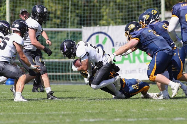 GFL2: Leipzig Lions vs. Langenfeld Longhorns, 25.07.2026 Nathan Falconi ( 5, Langenfeld Longhorns) wird gestoppt. German Football League 2 Gruppe Nord, Saison 2026: Leipzig Lions vs. Langenfeld Longhorns am 25.07.2026 im Sportpark Camillo Ugi, Markkleeberg. *** GFL2 Leipzig Lions vs. Langenfeld Longhorns, July 25, 2026 Nathan Falconi 5, Langenfeld Longhorns are stopped German Football League 2 North Division, 2026 season Leipzig Lions vs. Langenfeld Longhorns on July 25, 2026, at Sportpark Camillo Ugi, Markkleeberg Copyright: xBEAUTIFULxSPORTS JanxKaeferx