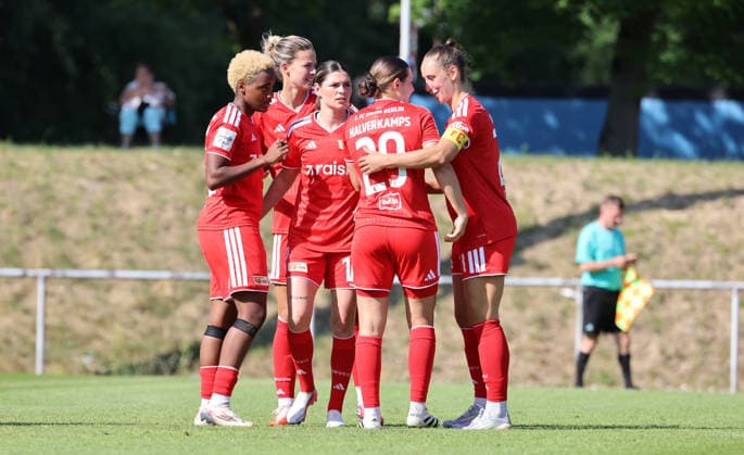 Antonia Halverkamps jubelt nach Tor zum 2:1 mit Teamkolleginnen Freude Emotion Jubel Fußball Fussball Testspiel Bundesliga Damen Frauen Saison 2026 2027 25.07.2026 1.FC Union Berlin vs. Hamburger SV HSV DFL regulations prohibit any use of photographs as image sequences and or quasi-video *** Antonia Halverkamp celebrates with her teammates after scoring the goal to make it 2–1. Joy, Emotion, Celebration, Sports, Soccer, Women s Soccer, Friendly Match, Bundesliga, Women s Season 2026–2027, July 25, 2026, 1. FC Union Berlin vs. Hamburger SV (HSV). DFL regulations prohibit any use of photographs as image sequences and or quasi-video