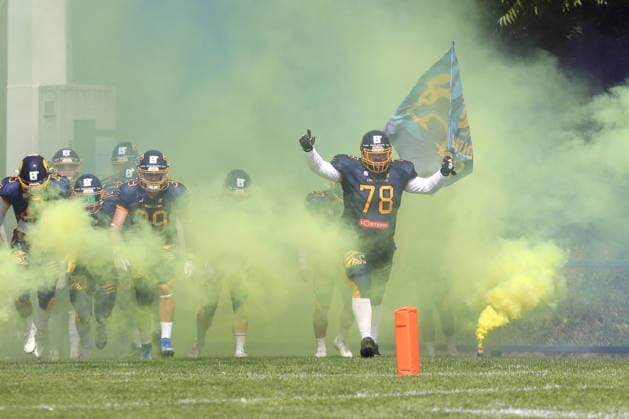 GFL2: Leipzig Lions vs. Langenfeld Longhorns, 25.07.2026 Christoph Schob ( 78, OL, Leipzig Lions) führt das Team im Pyro-Nebel mit der Lions-Fahne aufs Spielfeld. German Football League 2 Gruppe Nord, Saison 2026: Leipzig Lions vs. Langenfeld Longhorns am 25.07.2026 im Sportpark Camillo Ugi, Markkleeberg. *** GFL2 Leipzig Lions vs. Langenfeld Longhorns, July 25, 2026 Christoph Schob 78, OL, The Leipzig Lions lead the team onto the field through pyro smoke, carrying the Lions flag. German Football League 2 North Division, 2026 season: Leipzig Lions vs. Langenfeld Longhorns on July 25, 2026, at Sportpark Camillo Ugi, Markkleeberg Copyright: xBEAUTIFULxSPORTS JanxKaeferx