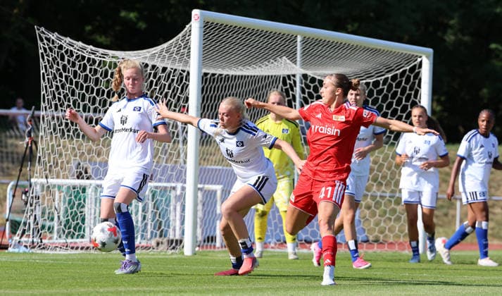 Jaqueline Dönges, Nina Räcke, Lia Kamber Zweikampf Spielszene Aktion Fußball Fussball Testspiel Bundesliga Damen Frauen Saison 2026 2027 25.07.2026 1.FC Union Berlin vs. Hamburger SV HSV DFL regulations prohibit any use of photographs as image sequences and or quasi-video *** Jaqueline Dönges, Nina Räcke, Lia Kamber, one-on-one, game scene, action, sports, soccer, women s soccer, friendly match, Bundesliga, women s season 2026–2027, July 25, 2026, 1. FC Union Berlin vs. Hamburger SV (HSV). DFL regulations prohibit any use of photographs as image sequences and or quasi-video.