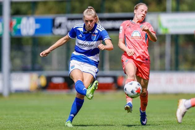 HATTEMERBROEK , 25-07-2026 , sportpark De Kuule , season 2026 2027 , Dutch Preseason football , friendly match between PEC Zwolle (women) and SV Werder Bremen (women) , picture shows PEC Zwolle player Jill Diekman, Werder Bremen player Elena Dhont PEC Ã Werder Bremen (women friendly)  x205198168x Copyright: