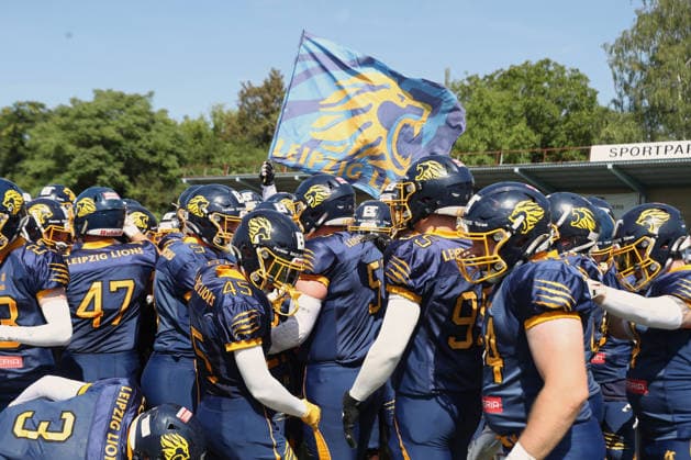 GFL2: Leipzig Lions vs. Langenfeld Longhorns, 25.07.2026 Das Team der Leipzig Lions, über dem die Vereinsfahne weht. Symbolbild, Feature. German Football League 2 Gruppe Nord, Saison 2026: Leipzig Lions vs. Langenfeld Longhorns am 25.07.2026 im Sportpark Camillo Ugi, Markkleeberg. *** GFL2 Leipzig Lions vs. Langenfeld Longhorns, July 25, 2026 The Leipzig Lions team, with the club flag flying above them (stock photo), Feature: German Football League 2 North Division, 2026 Season—Leipzig Lions vs. Langenfeld Longhorns on July 25, 2026, at Sportpark Camillo Ugi, Markkleeberg Copyright: xBEAUTIFULxSPORTS JanxKaeferx