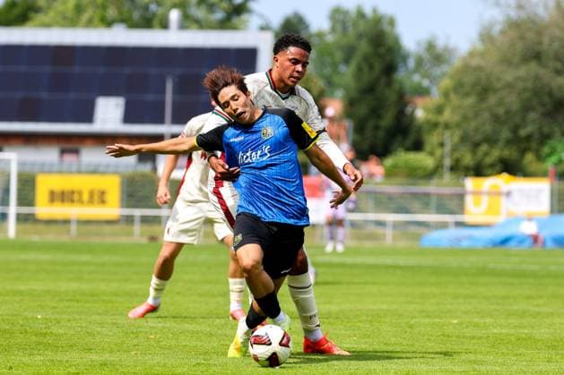 im Zweikampf, Aktion, mit Noahkai Banks 40 (FC Augsburg), Seung-joon Lee 16 (1. FC Saarbruecken), FC Augsburg vs. 1. FC Saarbruecken, Fussball, 1. Bundesliga, Testspiel, Saison 2026 27, 25.07.2026 Kaufbeuren Bayern Deutschland *** One-on-one, action, featuring Noahkai Banks (40, FC Augsburg) and Seung joon Lee (16, 1 FC Saarbrücken), FC Augsburg vs. 1 FC Saarbrücken, soccer, 1. Bundesliga, Friendly, 2026–27 season, July 25, 2026, Kaufbeuren, Bavaria, Germany Copyright: xkolbert-press ChristianxKolbertx