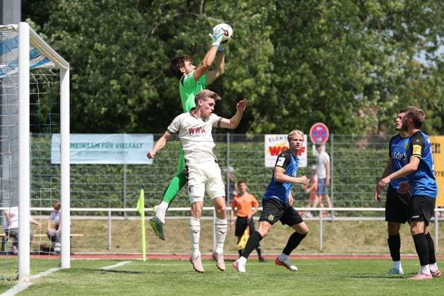 im Zweikampf, Aktion, mit Matteo Bignetti 1 (1. FC Saarbruecken), Anton Kade 30 (FC Augsburg), FC Augsburg vs. 1. FC Saarbruecken, Fussball, 1. Bundesliga, Testspiel, Saison 2026 27, 25.07.2026 Kaufbeuren Bayern Deutschland *** One-on-one, Action, featuring Matteo Bignetti (1. FC Saarbrücken) and Anton Kade (30. FC Augsburg), FC Augsburg vs. 1. FC Saarbrücken, Soccer, 1st Bundesliga, Friendly, 2026–27 season, July 25, 2026, Kaufbeuren, Bavaria, Germany Copyright: xkolbert-press ChristianxKolbertx