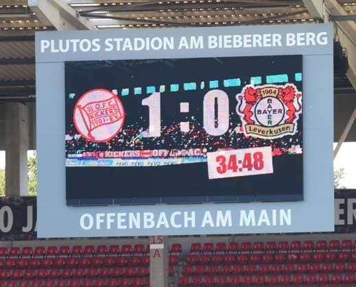 25.07.2026 xhpx Offenbach am Main, Plutos Stadion am Bieberer Berg - Jubiläumsspiel Kickers Offenbach (OFC) - Bayer 04 Leverkusen. Die 1:0 Führung für den OFC durch Keanu Staude (11, OFC) wird auf der Videowand *** July 25, 2026 xhpx Offenbach am Main, Plutos Stadium at Bieberer Berg Anniversary Match: Kickers Offenbach vs. OFC Bayer 04 Leverkusen The OFC takes a 1-0 lead thanks to Keanu Staude (11 ); OFC is shown on the video wall