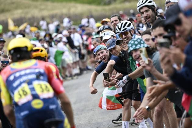 Spanish Carlos Verona of Lidl-Trek interacts with the fans during stage 20 of the 2026 Tour de France cycling race, a stage of 171km Le Bourg d Oisans to Alpe d Huez, on Saturday 25 July 2026. The 113th edition of the Tour de France starts on Saturday 4 July in Barcelona, Spain, and will finish in Paris, France on the 26th of July. JASPERxJACOBS  x182019148x