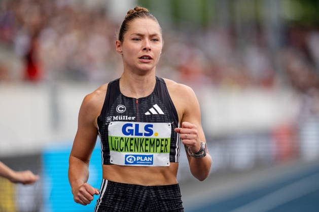Wattenscheid, 25.07.2026, Leichathletik, Deutsche Meisterschaften, Frauen, 100m Gina Lückenkemper (GER, SCC Berlin) nachdem Zieleinlauf Bochum-Wattenscheid Lohrheidestadion NRW Germany *** Wattenscheid, July 25, 2026, Track and Field, German Championships, Women s 100m: Gina Lückenkemper (GER), SCC Berlin, after crossing the finish line at Lohrheidestadion in Bochum-Wattenscheid, North Rhine-Westphalia, Germany