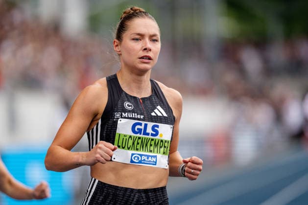 Wattenscheid, 25.07.2026, Leichathletik, Deutsche Meisterschaften, Frauen, 100m Gina Lückenkemper (GER, SCC Berlin) nachdem Zieleinlauf Bochum-Wattenscheid Lohrheidestadion NRW Germany *** Wattenscheid, July 25, 2026, Track and Field, German Championships, Women s 100m: Gina Lückenkemper (GER), SCC Berlin, after crossing the finish line at Lohrheidestadion in Bochum-Wattenscheid, North Rhine-Westphalia, Germany