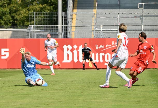 Fussball-Bundesliga - Saison 2026 27 Bruchweg-Stadion - Testspiel 25.07.26 1. FSV Mainz 05 (mz) - Holstein Kiel (ki) 3:0 Torwart Lio ROTHENHAGEN (ki), li, konnte einen Schuss von William BOVING (1. FSV Mainz 05), re, parieren Fussball-Bundesliga - 1. FSV Mainz 05 *** German Bundesliga 2026–27 Season, Bruchweg Stadium, Friendly Match, July 25, 2026, 1 FSV Mainz 05 vs. Holstein Kiel, 3–0. Goalkeeper Lio ROTHENHAGEN (ki), li, was able to parry a shot by William BOVING 1 FSV Mainz 05, re, Soccer Bundesliga 1 FSV Mainz 05