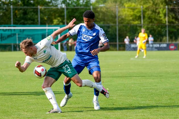 v.li.: Jannik Dehm (Fürth, 23), Tristan Spranger (Hoffenheim, 40), Zweikampf, Spielszene, Duell, duel, tackle, tackling, Dynamik, Action, Aktion, 25.07.2026, Zuzenhausen (Deutschland), Fussball, Testspiel, TSG 1899 Hoffenheim - SpVgg Greuther Fürth, DFB DFL REGULATIONS PROHIBIT ANY USE OF PHOTOGRAPHS AS IMAGE SEQUENCES AND OR QUASI-VIDEO. *** v li Jannik Dehm (Fürth), 23, Tristan Spranger (Hoffenheim), 40, tackle, game scene, duel, tackle, tackling, dynamic, action, 07 25 2026, Zuzenhausen, Germany, soccer, friendly match, TSG 1899 Hoffenheim vs. SpVgg Greuther Fürth, DFB and DFL regulations prohibit any use of photographs as image sequences and or quasi-video xozx