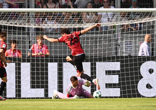 25.07.2026, xsltx, Fussball Testspiel, SV Wehen Wiesbaden - FC Bayern München v.l. Sven Ulreich (FC Bayern München) lässt gegen Nikolas Agrafiotis (SV Wehen Wiesbaden) den Ball abprallen, danach trifft Lukas Schleimer (SV Wehen Wiesbaden) zum 2:1-Endstand für Wiesbaden (DFL DFB REGULATIONS PROHIBIT ANY USE OF PHOTOGRAPHS as IMAGE SEQUENCES and or QUASI-VIDEO) *** July 25, 2026, xsltx, soccer friendly, SV Wehen Wiesbaden vs. FC Bayern Munich; Sven Ulreich of FC Bayern Munich deflects the ball against Nikolas Agrafiotis of SV Wehen Wiesbaden, after which Lukas Schleimer of SV Wehen Wiesbaden scores to make the final score 2–1 for Wiesbaden. DFL and DFB regulations prohibit any use of photographs as image sequences and or quasi-video.