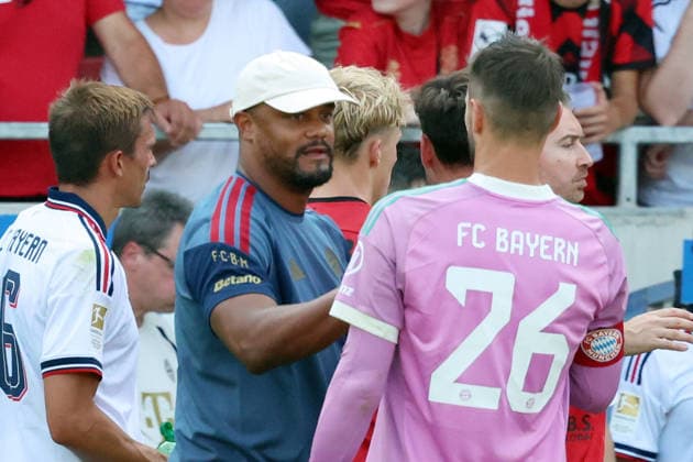25.07.2026, xrekx, Fussball Testspiel, SV Wehen Wiesbaden - FC Bayern München v.l. Spielende Vincent Kompany Trainer (FC Bayern Muenchen) Sven Ulreich (FC Bayern Muenchen) (DFL DFB REGULATIONS PROHIBIT ANY USE OF PHOTOGRAPHS as IMAGE SEQUENCES and or QUASI-VIDEO) Wiesbaden *** July 25, 2026, xrekx, soccer friendly match, SV Wehen Wiesbaden vs. FC Bayern Munich, end of the game, Vincent Kompany, coach of FC Bayern Munich, Sven Ulreich, FC Bayern Munich, DFL, DFB. REGULATIONS PROHIBIT ANY USE OF PHOTOGRAPHS AS IMAGE SEQUENCES AND OR QUASI-VIDEO, Wiesbaden