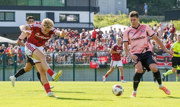 25.07.2026 - Fussball - Saison 2026 2027 - Testspiel Freundschaftsspiel Vorbereitungsspiel: 1. FC Nürnberg Nuernberg FCN ( Club ) - Palermo FC - Sportfoto Zink DaMa - xdaxmax - Piet Scobel (19, 1. FC Nürnberg FCN ) mit Torschuss *** July 25, 2026 Soccer Season 2026–2027 Exhibition Match Friendly Match Preseason Match 1 FC Nürnberg Nuremberg FCN Club Palermo FC Sports Photo Zink DaMa xdaxmax Piet Scobel 19, 1 FC Nuremberg FCN taking a shot on goal