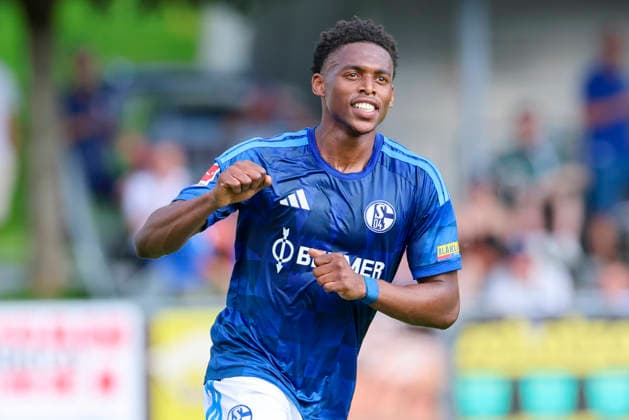 Junior Adamu (FC Schalke 04) bejubelt seinen Treffer zum 3:0, Friendly match, FC Schalke 04 v Fagiano Okayama, Silberstadtarena am 25. July 2026 in Schwaz, Österreich. (Foto von Marco Steinbrenner DeFodi Images) Junior Adamu (FC Schalke 04) celebrates after scoring his teams third Goal, Friendly match, FC Schalke 04 v Fagiano Okayama, Silberstadt Arena, July 25, 2026 in Schwaz, Austria. (Photo by Marco Steinbrenner DeFodi Images) - *** Junior Adamu of FC Schalke 04 celebrates his goal to make it 3–0, Friendly match, FC Schalke 04 vs. Fagiano Okayama, Silberstadt Arena on July 25, 2026, in Schwaz, Austria. Photo by Marco Steinbrenner, DeFodi Images. Junior Adamu of FC Schalke 04 celebrates after scoring his team’s third goal in a friendly match between FC Schalke 04 and Fagiano Okayama at the Silberstadt Arena on July 25, 2026, in Schwaz, Austria. Photo by Marco Steinbrenner, DeFodi Images.