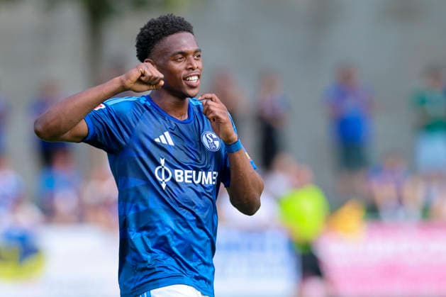 Junior Adamu (FC Schalke 04) bejubelt seinen Treffer zum 3:0, Friendly match, FC Schalke 04 v Fagiano Okayama, Silberstadtarena am 25. July 2026 in Schwaz, Österreich. (Foto von Marco Steinbrenner DeFodi Images) Junior Adamu (FC Schalke 04) celebrates after scoring his teams third Goal, Friendly match, FC Schalke 04 v Fagiano Okayama, Silberstadt Arena, July 25, 2026 in Schwaz, Austria. (Photo by Marco Steinbrenner DeFodi Images) - *** Junior Adamu of FC Schalke 04 celebrates his goal to make it 3–0, Friendly match, FC Schalke 04 vs. Fagiano Okayama, Silberstadt Arena on July 25, 2026, in Schwaz, Austria. Photo by Marco Steinbrenner, DeFodi Images. Junior Adamu of FC Schalke 04 celebrates after scoring his team’s third goal in a friendly match between FC Schalke 04 and Fagiano Okayama at the Silberstadt Arena on July 25, 2026, in Schwaz, Austria. Photo by Marco Steinbrenner, DeFodi Images.