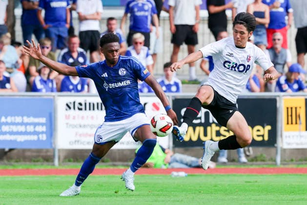 Junior Adamu (FC Schalke 04) und Shu Ikedo (Fagiano Okayama) kämpfen um den Ball, Friendly match, FC Schalke 04 v Fagiano Okayama, Silberstadtarena am 25. July 2026 in Schwaz, Österreich. (Foto von Marco Steinbrenner DeFodi Images) Junior Adamu (FC Schalke 04) und Shu Ikedo (Fagiano Okayama) battle for the ball, Friendly match, FC Schalke 04 v Fagiano Okayama, Silberstadt Arena, July 25, 2026 in Schwaz, Austria. (Photo by Marco Steinbrenner DeFodi Images) - *** Junior Adamu of FC Schalke 04 and Shu Ikedo of Fagiano Okayama battle for the ball, Friendly match, FC Schalke 04 vs. Fagiano Okayama, Silberstadtarena on July 25, 2026, in Schwaz, Austria Photo by Marco Steinbrenner, DeFodi Images Junior Adamu of FC Schalke 04 and Shu Ikedo of Fagiano Okayama battle for the ball, Friendly match, FC Schalke 04 vs. Fagiano Okayama, Silberstadt Arena, July 25, 2026, in Schwaz, Austria. Photo by Marco Steinbrenner, DeFodi Images
