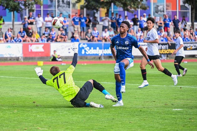 25.07.2026, Fussball, Saison 2026 2027, Vorbereitung, Testspiel: Fagiano Okayama - FC Schalke 04, Junior Adamu (FC Schalke 04) erzielt das Tor zum 1:3, xRHR-FOTO YYx *** July 25, 2026, Soccer, 2026–2027 Season, Preseason, Friendly Match: Fagiano Okayama vs. FC Schalke 04, Junior Adamu of FC Schalke 04 scores the goal to make it 1–3, xRHR PHOTO YYx Copyright: KROEGER RHR-FOTOx RHR-FOTO YY
