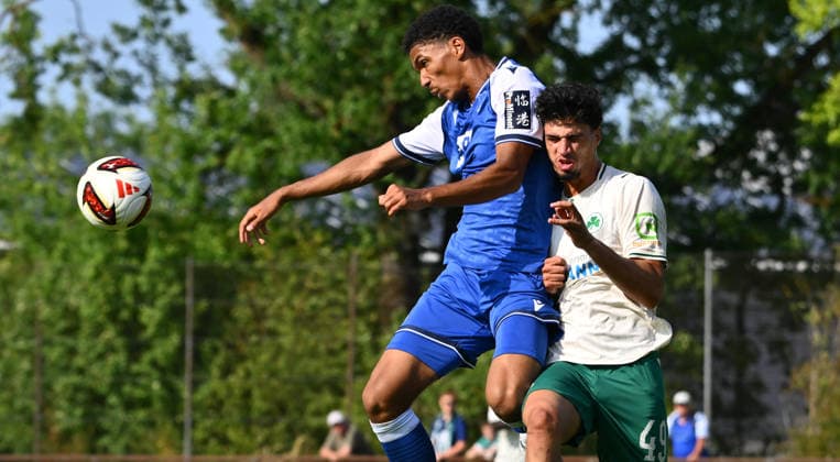 25.07.2026 - Fussball - Saison 2026 2027 - Testspiel Freundschaftsspiel Vorbereitungsspiel - TSG 1899 Hoffenheim - SpVgg Greuther Fürth ( Kleeblatt ) - - Sportfoto Zink - xwoxzix - regulations prohibit any use of photographs as image sequences and or quasi-video - only for editorial use - Tristan Spranger (40, TSG 1899 Hoffenheim ) im Kopfballduell mit Omar Megeed (49, SpVgg Greuther Fürth ) *** July 25, 2026 Soccer Season 2026–2027 Exhibition Match Friendly Match Preseason Match TSG 1899 Hoffenheim SpVgg Greuther Fürth Kleeblatt Sports Photo Zink xwoxzix Regulations prohibit any use of photographs as image sequences and or quasi-video For editorial use only. Tristan Spranger (40), TSG 1899 Hoffenheim, in a header duel with Omar Megeed (49), SpVgg Greuther Fürth