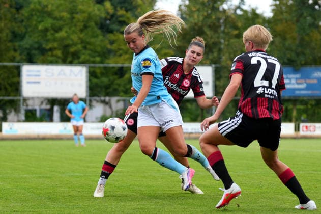 Club Friendly: Eintracht Frankfurt Woman v Feyenoord Rotterdam V1 Horst - Kirsten van de Westeringh of Feyenoord Rotterdam V1, Noemi Ivelj of Eintracht Frankfurt Woman during a friendly in preparation of the 2026 2027 season. The match is set between Eintracht Frankfurt Woman and Feyenoord Rotterdam V1 at RKsv Wittenhorst on 25 July 2026 in Horst, The Netherlands. (Hero Images Yannick Verhoeven) Copyright: xYannickxVerhoevenx