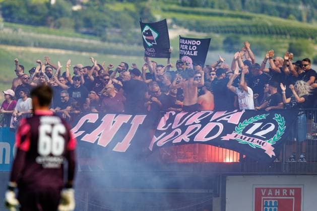 25.07.2026 - Fussball - Saison 2026 2027 - Testspiel Freundschaftsspiel Vorbereitungsspiel: 1. FC Nürnberg Nuernberg FCN ( Club ) - Palermo FC - Sportfoto Zink DaMa - xdaxmax - Symbolbild Symbolfoto Feature Impression - Zuschauer Fans Ultras des Palermo FC feuern Mannschaft Team an - Pyrotechnik Pyro Bengalfackel Bengalfackeln Rauch *** July 25, 2026 Soccer Season 2026–2027 Exhibition Match Friendly Match Preseason Match 1. FC Nürnberg Nuremberg FCN Club Palermo FC Sports Photo Zink DaMa xdaxmax Stock Photo Feature Impression Spectators Fans Ultras of Palermo FC cheer on the team Pyrotechnics Pyro Bengal flares Smoke