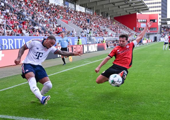 25.07.2026, xsltx, Fussball Testspiel, SV Wehen Wiesbaden - FC Bayern München v.l. Voller Einsatz: Armindo Sieb (FC Bayern München), David Suarez Cardenas (SV Wehen Wiesbaden) (DFL DFB REGULATIONS PROHIBIT ANY USE OF PHOTOGRAPHS as IMAGE SEQUENCES and or QUASI-VIDEO) *** July 25, 2026, xsltx, soccer friendly match, SV Wehen Wiesbaden vs. FC Bayern Munich – Full commitment from Armindo Sieb (FC Bayern Munich) and David Suarez Cardenas (SV Wehen Wiesbaden). DFL and DFB regulations prohibit any use of photographs as image sequences and or quasi-video.