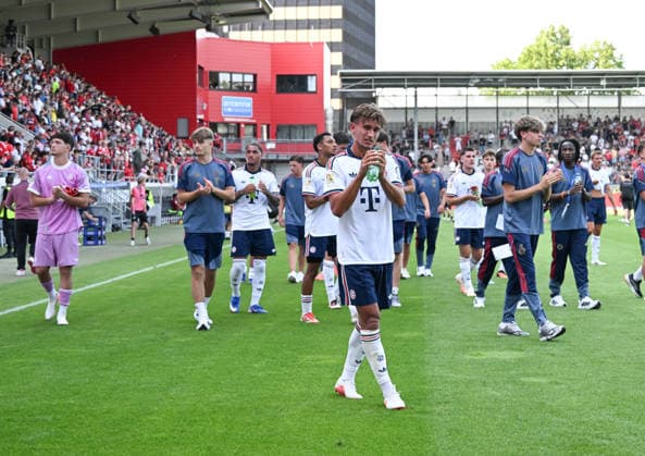 25.07.2026, xsltx, Fussball Testspiel, SV Wehen Wiesbaden - FC Bayern München v.l. Dank der Bayern-Spieler an die Fans (DFL DFB REGULATIONS PROHIBIT ANY USE OF PHOTOGRAPHS as IMAGE SEQUENCES and or QUASI-VIDEO) *** July 25, 2026, xsltx, soccer exhibition match, SV Wehen Wiesbaden vs. FC Bayern Munich. A thank you from the Bayern players to the fans. DFL and DFB regulations prohibit any use of photographs as image sequences and or quasi-video.