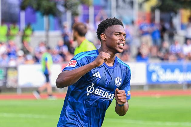 25.07.2026, Fussball, Saison 2026 2027, Vorbereitung, Testspiel: Fagiano Okayama - FC Schalke 04, Junior Adamu (FC Schalke 04) freut sich über das Tor zum 1:3, xRHR-FOTO YYx *** July 25, 2026, Soccer, 2026–2027 Season, Preseason, Friendly Match: Fagiano Okayama vs. FC Schalke 04, Junior Adamu of FC Schalke 04 celebrates his goal to make it 1–3, xRHR PHOTO YYx Copyright: KROEGER RHR-FOTOx RHR-FOTO YY