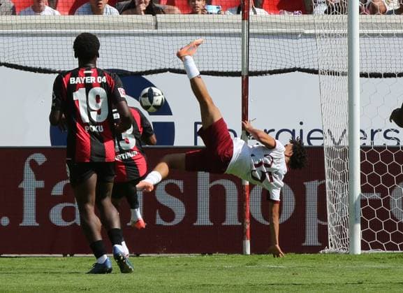 25.07.2026 xmgoodx Offenbach am Main, Plutos Stadion am Bieberer Berg - Jubiläumsspiel Kickers Offenbach (OFC) - Bayer 04 Leverkusen. KLuca Sigristrobatische Abwehr von Faris El Quali (35, OFC) *** July 25, 2026 xmgoodx Offenbach am Main, Pluto Stadium at Bieberer Berg Anniversary Match: Kickers Offenbach vs. OFC Bayer 04 Leverkusen KLuca Sigrist: Acrobatic save by Faris El Quali 35, OFC