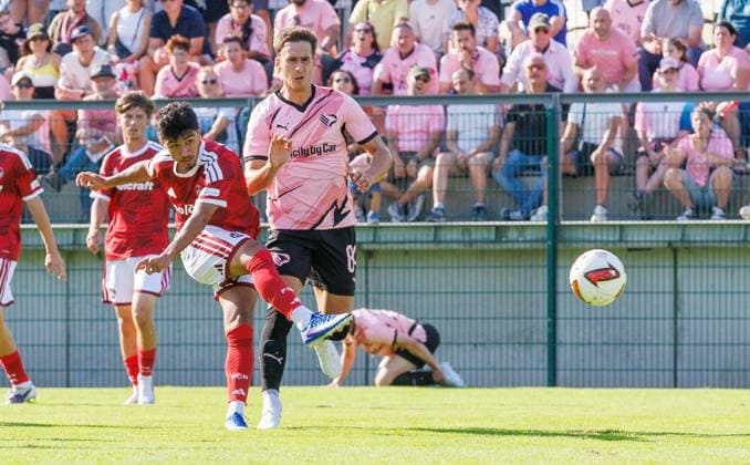 25.07.2026 - Fussball - Saison 2026 2027 - Testspiel Freundschaftsspiel Vorbereitungsspiel: 1. FC Nürnberg Nuernberg FCN ( Club ) - Palermo FC - Sportfoto Zink DaMa - xdaxmax - Can Yahya Moustfa (28, 1. FC Nürnberg FCN ) mit Torschuss *** July 25, 2026 Soccer Season 2026–2027 Exhibition Match Friendly Match Preseason Match 1 FC Nürnberg Nuremberg FCN Club Palermo FC Sports Photo Zink DaMa xdaxmax Can Yahya Moustfa 28, 1 FC Nuremberg (FCN) taking a shot on goal