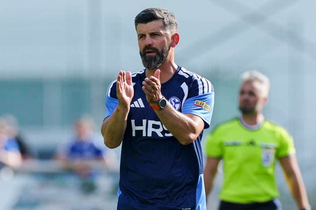 Trainer Miron Muslic (FC Schalke 04) jubelt, Friendly match, FC Schalke 04 v Fagiano Okayama, Silberstadtarena am 25. July 2026 in Schwaz, Österreich. (Foto von Marco Steinbrenner DeFodi Images) Trainer Miron Muslic (FC Schalke 04) cheers, Friendly match, FC Schalke 04 v Fagiano Okayama, Silberstadt Arena, July 25, 2026 in Schwaz, Austria. (Photo by Marco Steinbrenner DeFodi Images) - *** FC Schalke 04 coach Miron Muslic celebrates, Friendly match, FC Schalke 04 vs. Fagiano Okayama, Silberstadt Arena on July 25, 2026, in Schwaz, Austria Photo by Marco Steinbrenner, DeFodi Images Coach Miron Muslic of FC Schalke 04 cheers, Friendly match, FC Schalke 04 vs. Fagiano Okayama, Silberstadt Arena, July 25, 2026, in Schwaz, Austria Photo by Marco Steinbrenner, DeFodi Images