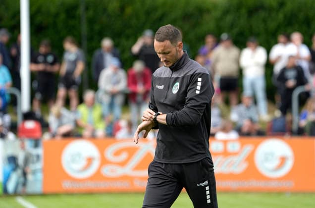 Foto : Trainer Kevin RODEWALD (Lübeck) schaut auf die Uh Fussball Landespokal Schleswig Holstein;, Viertelfinale am Sa. 25.07.2026 Heider SV - VfB Lübeck *** Photo: Coach Kevin RODEWALD of Lübeck looks on during the Schleswig-Holstein State Soccer Cup quarterfinal on Saturday, July 25, 2026, between Heider SV and VfB Lübeck