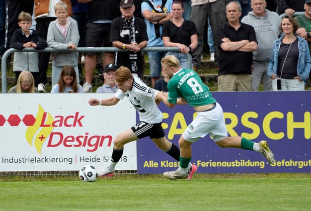Foto : Tom Kankowski (Lübeck) gegen Mathis HARMS (Heide , links) Fussball Landespokal Schleswig Holstein;, Viertelfinale am Sa. 25.07.2026 Heider SV - VfB Lübeck *** Photo by Tom Kankowski: Lübeck vs. Mathis HARMS Heide, left—Schleswig-Holstein State Soccer Cup, quarterfinals on Sat, July 25, 2026, Heider SV vs. VfB Lübeck
