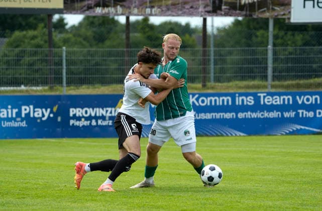 Foto : Tom Kankowski (Lübeck) gegen Rafail Lampros (Heide. in weiss) Fussball Landespokal Schleswig Holstein;, Viertelfinale am Sa. 25.07.2026 Heider SV - VfB Lübeck *** Photo by Tom Kankowski: Lübeck vs. Rafail Lampros Heide (in white) – Schleswig-Holstein State Soccer Cup, Quarterfinals on Sat, July 25, 2026 – Heider SV vs. VfB Lübeck