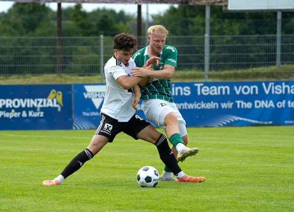 Foto : Tom Kankowski (Lübeck) gegen Rafail Lampros (Heide. in weiss) Fussball Landespokal Schleswig Holstein;, Viertelfinale am Sa. 25.07.2026 Heider SV - VfB Lübeck *** Photo by Tom Kankowski: Lübeck vs. Rafail Lampros Heide (in white) – Schleswig-Holstein State Soccer Cup, Quarterfinals on Sat, July 25, 2026 – Heider SV vs. VfB Lübeck